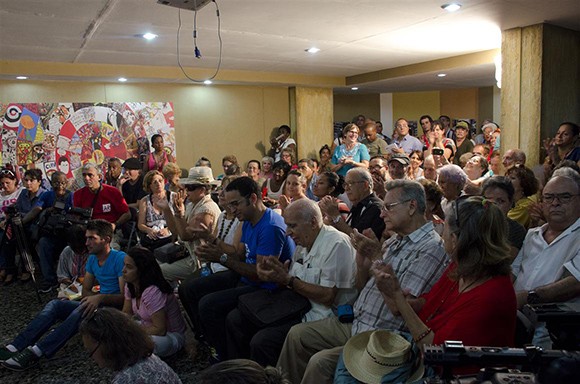Periodistas en el Salón de Mayo del Pabellón Cuba