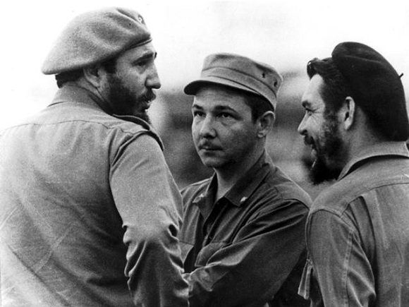 Fidel, el Che y Raúl en el Aeropuerto Internacional "José Martí", en la despedida del Jefe de Estado Argelino y su delegación, 1963. Foto: Osvaldo Salas / Sitio Fidel Soldado de las Ideas. Fidel, el Che y Raúl en el Aeropuerto Internacional "José Martí", en la despedida del Jefe de Estado Argelino y su delegación, 1963. Foto: Osvaldo Salas / Sitio Fidel Soldado de las Ideas.