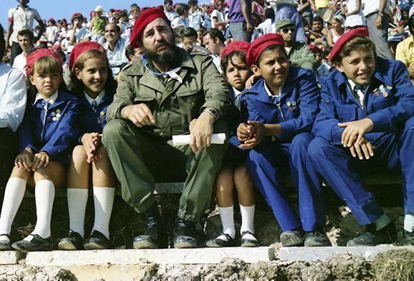 Fidel Castro con pioneros cubanos