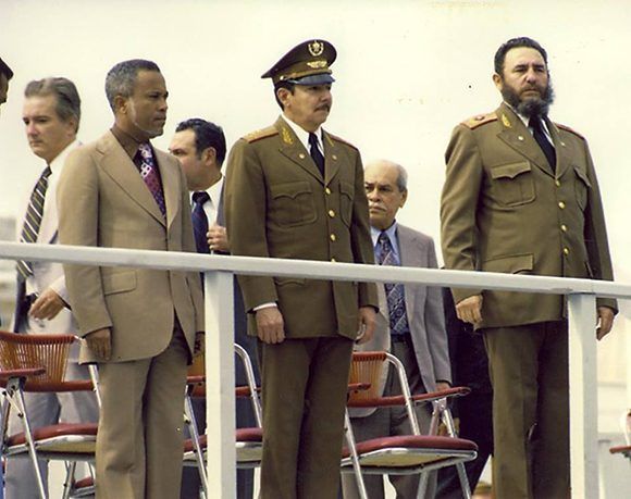 Junto a Raúl Castro durante el acto de masas y la velada solemne en honor a las víctimas del sabotaje aéreo del avión de Cubana de Aviación en Barbados perpetrado por terroristas mercenarios pagados por Estados Unidos, 15 de octubre de 1976. Foto: Fidel Soldado de las Ideas Junto a Raúl Castro durante el acto de masas y la velada solemne en honor a las víctimas del sabotaje aéreo del avión de Cubana de Aviación en Barbados perpetrado por terroristas mercenarios pagados por Estados Unidos, 15 de octubre de 1976. Foto: Fidel Soldado de las Ideas