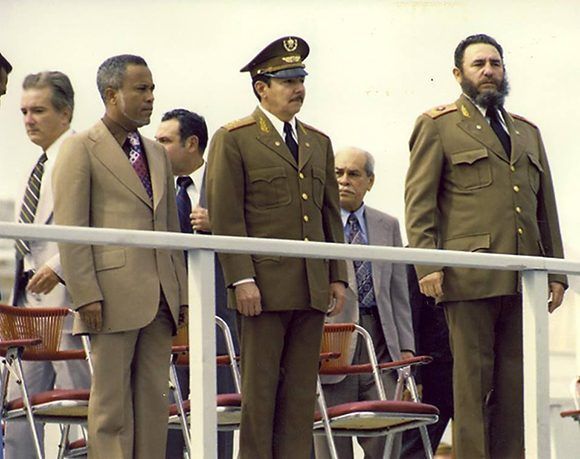 Junto a Raúl Castro durante el acto de masas y la velada solemne en honor a las víctimas del sabotaje aéreo del avión de Cubana de Aviación en Barbados perpetrado por terroristas mercenarios pagados por Estados Unidos, 15 de octubre de 1976. Foto: Fidel Soldado de las Ideas