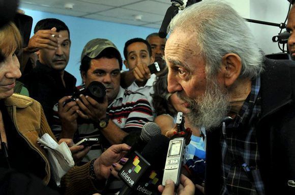 Fidel conversa con los periodistas que esperaron por su voto. En el centro de la foto está el autor de este fotorreportaje, con pullover de rayas. Foto: Jorge Luis González/ Granma