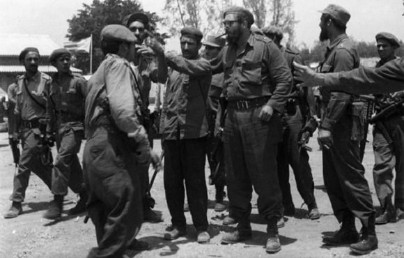 Fidel dialoga con los milicianos e imparte las órdenes de combate en Playa Girón, el 17 de abril de 1961. Foto: Sitio Fidel Soldado de las Ideas.