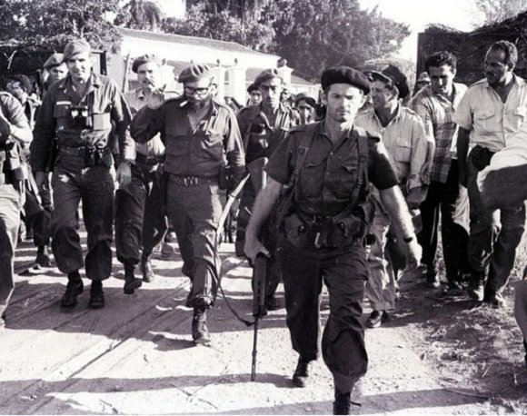 Fidel junto al capitán Jose Ramón Fernández (a la izquierda en la foto) recorre Playa Girón