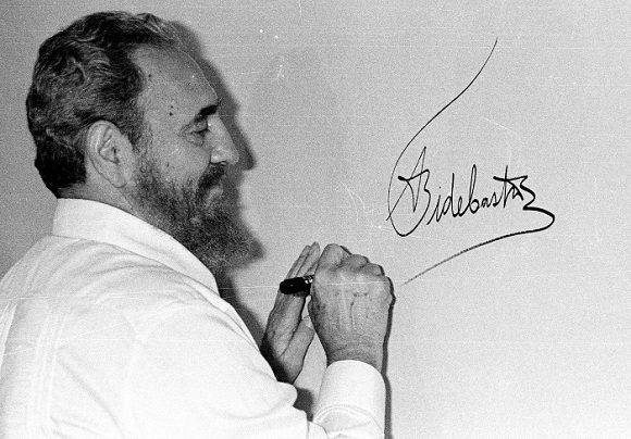 Fidel Castro firma el mural autografiado por los mandatarios participantes en la Cumbre Iberoamericana celebrada en Cartagena de Indias, Colombia, 16 de junio de 1994. Foto: Liborio Noval / Sitio Fidel Soldado de las Ideas.