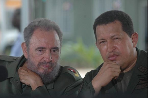 Fidel Castro participa en la edición 231 del programa “Aló, Presidente”, que se desarrolla en Cuba, en el municipio Sandino en Pinar del Río junto al Presidente de Venezuela Hugo Chávez Frías, 21 de agosto de 2005. Foto: Sitio Fidel Soldado de las Ideas