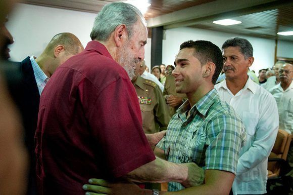 Durante la presentación del libro: “La victoria estrátegica”, en 2010, Fidel saluda a Elián González. 