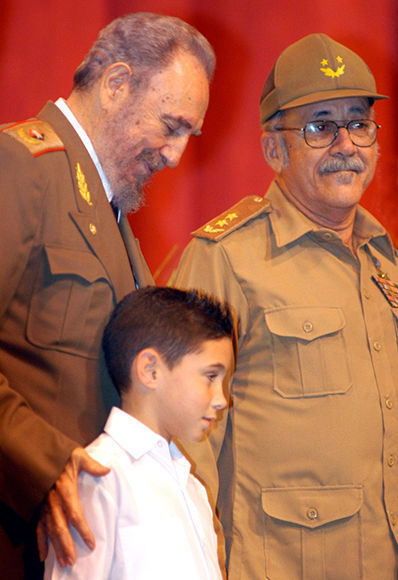 El Comandante en Jefe con Elián González en el Acto Político-Cultural por el 45 Aniversario de la Revolución en el año 2004.