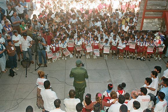 Fidel Castro habla desde la escuela de Elián González en Cárdenas, Matanzas.