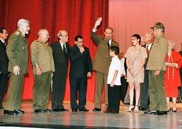 Fidel saluda a los participantes en el acto por el 45 aniversario de la Revolución Cubana. Junto a él, Elián González y su familia, así como otros héroes y dirigentes. 