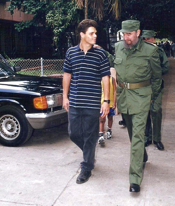 Dos Fideles caminan juntos, Alejandro Castro Ruz y Antonio Castro Smirnov. Foto: Cortesía del autor.