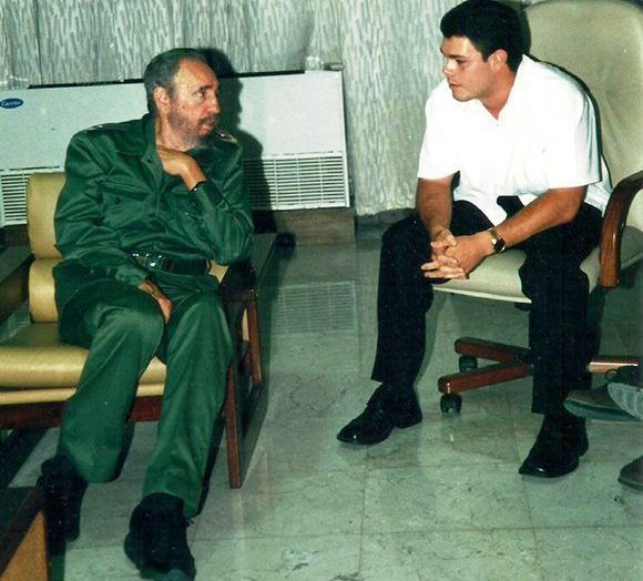 Fidel conversa con su nieto, Fidel Antonio. Foto: Cortesía del autor.
