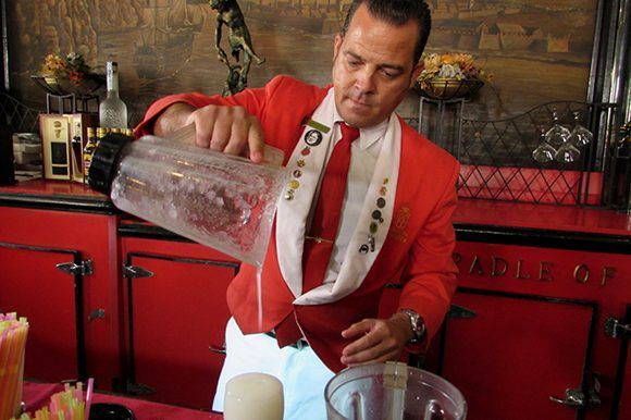 Rolando Fernández, uno de los barmans del Floridita prepara un daiquirí.