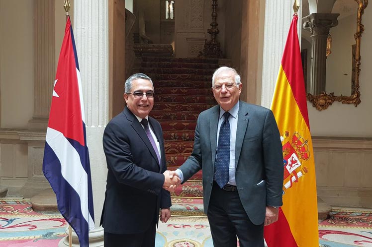 canciller español, Josep Borrell, y el viceministro primero de Relaciones Exteriores de la isla, Marcelino Medina, durante su visita a Madrid