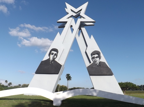 Monumento erigido en la Universidad de Pinar del Río como homenaje a los Hermanos Saíz