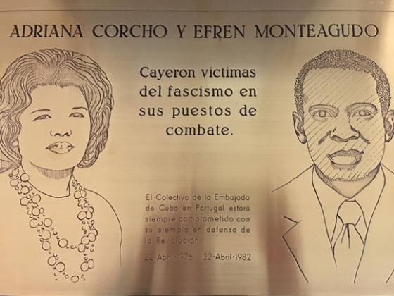 Tarja conmemorativa a Adriana Corcho y Efrén Monteagudo, quienes fallecieron víctimas de un atentado el 22 de abril de 1976. Foto: Embajada de Cuba en Portugal.