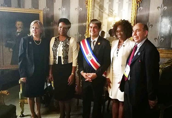  Carlos Alvarado, y la vicepresidenta del Consejo de Estado de Cuba Inés María Chapman