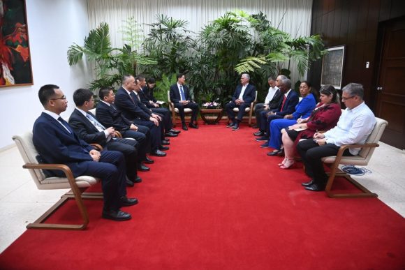 El presidente Miguel Díaz-Canel Bermúdez recibió a Gao Zhidan, miembro del Comité Central del Partido Comunista de China, director de la Administración General de Deportes del gigante asiático y presidente del Comité Olímpico de ese país. Foto: Estudios Revolución. El presidente Miguel Díaz-Canel Bermúdez recibió a Gao Zhidan, miembro del Comité Central del Partido Comunista de China, director de la Administración General de Deportes del gigante asiático y presidente del Comité Olímpico de ese país. Foto: Estudios Revolución.