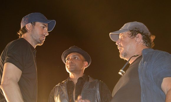 Enrique Iglesias, Descemer Bueno y Alejandro Pérez durante la filmación de “Súbeme la radio” en La Habana