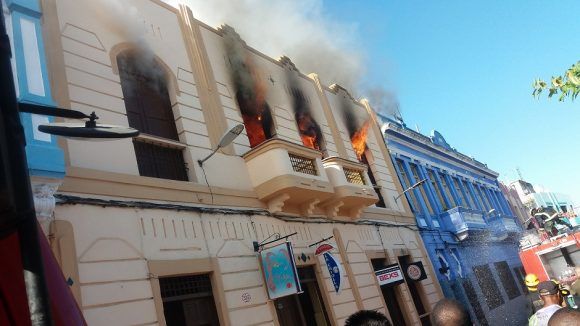 Sofocado incendio en edificio multifamiliar en Santiago de Cuba.
