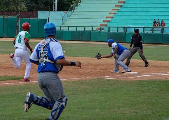Juego entre Industriales (azul) y Las Tunas (verde) celebrado en el estadio Julio Antonio Mella, de la provincia Las Tunas, Cuba, el 18 de agosto de 2017, correspondiente a la edición 57 de la Serie Nacional de Béisbol. . Foto: Modesto Gutiérrez/ ACN.