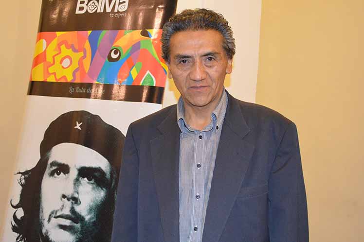 Jorge Barron junto a imagen del Che