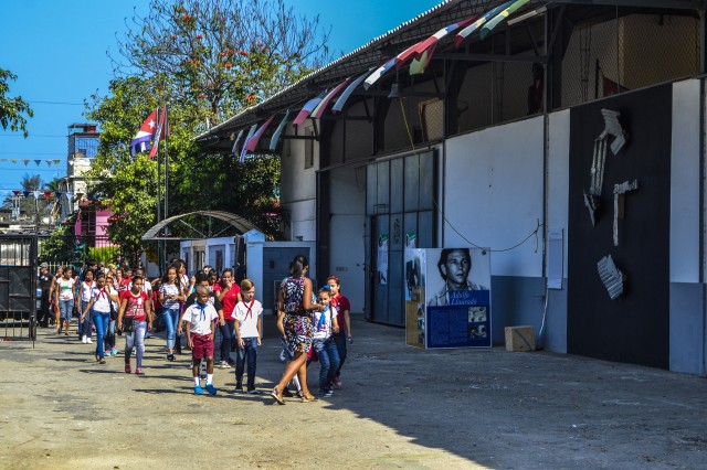 Niños de las escuelas del barrio El Romerillo se benefician del aula tecnológica Google + Kcho.MOR 