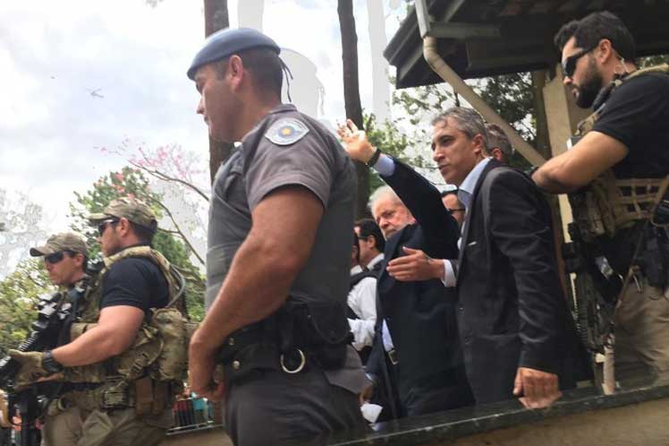 Lula saliendo del entierro de su nieto