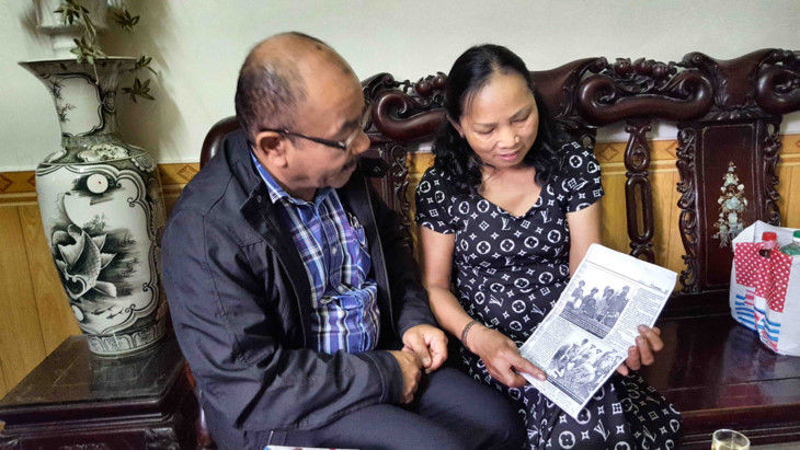 La señora Nguyen Thi Huong enseña fotos de recuerdo sobre Fidel Castro al periodista cubano, José Llamos Camejo Foto: Tuan Anh/VOV5 La señora Nguyen Thi Huong enseña fotos de recuerdo sobre Fidel Castro al periodista cubano, José Llamos Camejo Foto: Tuan Anh/VOV5