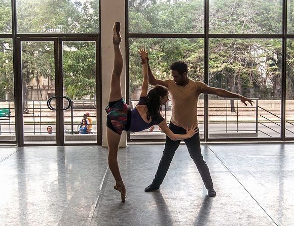 Laurretta Summerscales y Yonah Acosta, Primeros Bailarines del Ballet de Baviera, Munich, ensayan “Carmen” en la sede Acosta Danza en La Habana. Foto: @acostadanza/ Facebook.