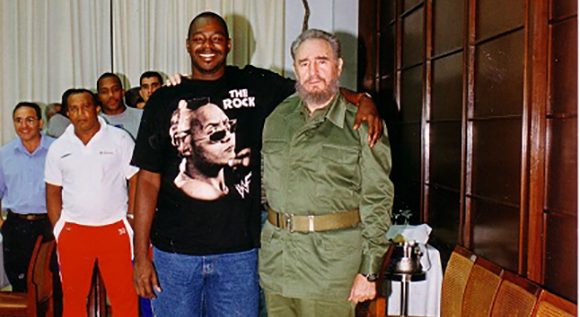 Con Fidel, a raíz del juego contra los Orioles (1999). Detrás, el mánager Alfonso Urquiola. Foto: Cortesía de Juan Antonio Martínez de Osaba.