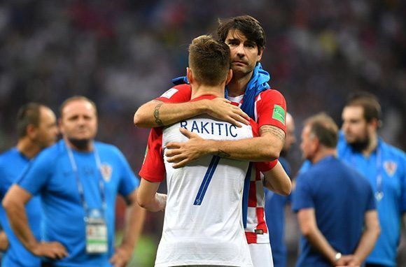 Los croatas Vedran Corluka e Ivan Rakitic se abrazan tras perder la final ante la selección francesa. Foto: Getty Images.
