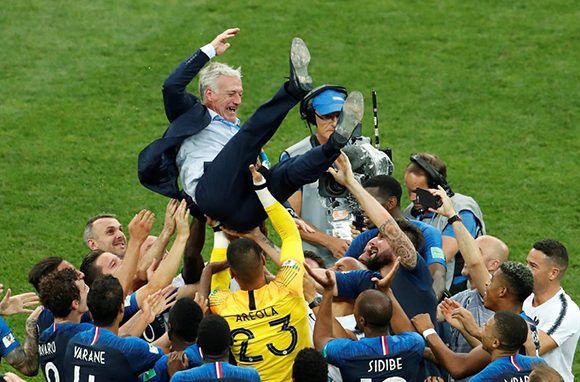Los jugadores franceses celebran con su entrenador, Didier Deschamps. Foto: Reuters.