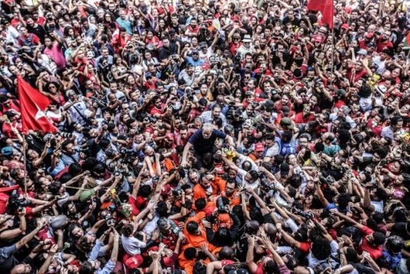 Lula entre la multitud