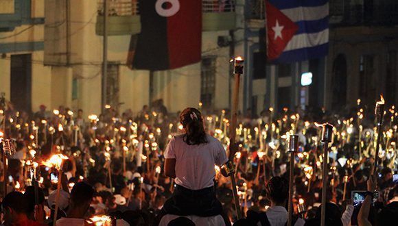 La marcha de las antorchas devino uno de los momentos más emotivos de todo el encuentro. Foto: Darío Gabriel Sánchez García.