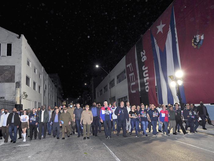 Con una luz martiana sobre una multitud de rostros jóvenes se alumbró la noche, desde la escalinata de la Universidad de La Habana hasta la Fragua Martiana. Foto: Estudios Revolución