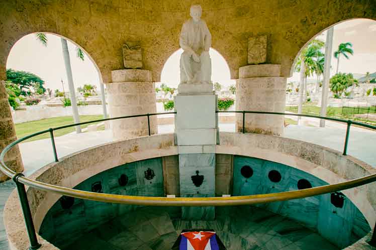Mausoleo en Cementerio Santa Ifigenia