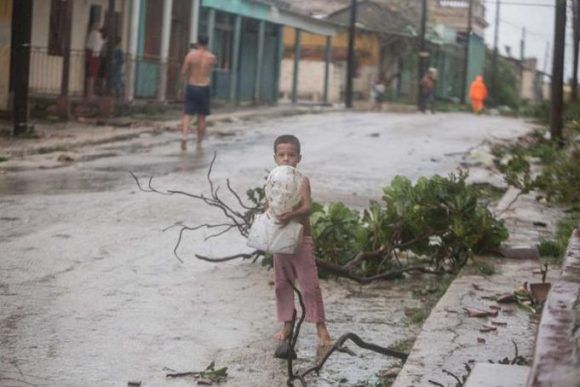 Niño cubano con busto de Martí en sus manos