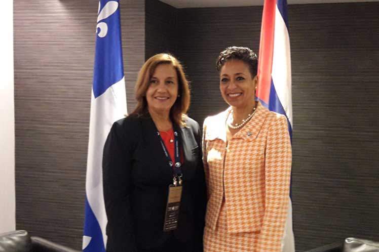 Ministra de Relaciones Internacionales y la Francofonía de Quebec, Canadá, Nadine Girault junto a la titular de Ciencia, Tecnología y Medio Ambiente de la isla, Elba Rosa Pérez.