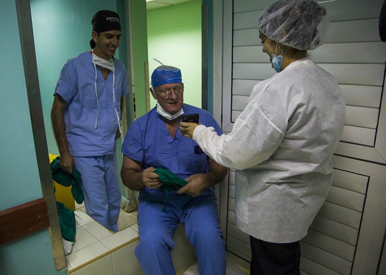 El doctor Roberto Balmaseda Manent, experto ortopédico cubano, sentado antes de colocarse la bota para entrar al salón.