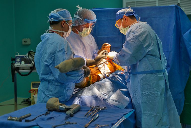Cuban and American doctors work together on orthopedic rehabilitation