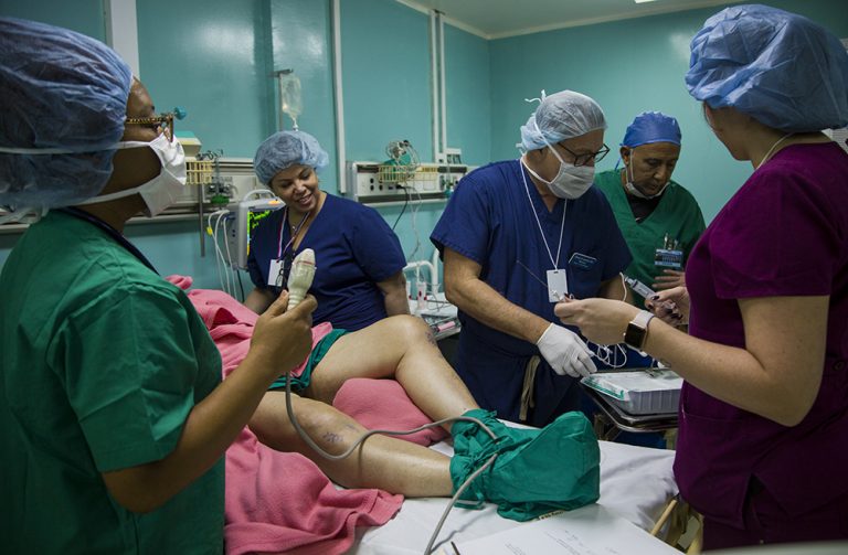 Paciente listo para iniciar una cirugía de prótesis de rodilla bilateral