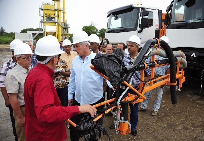 En la planta de asfalto, el Presidente cubano se interesó por las prestaciones de los dos modernos camiones adquiridos para trabajar en el bacheo de la ciudad. Foto: Estudios Revolución