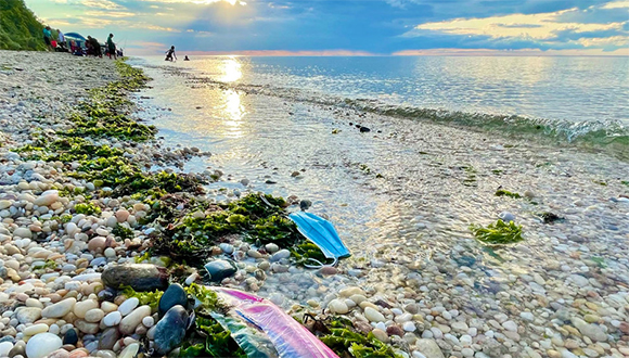 El plástico representa el 85% de los residuos que llegan a los océanos. Hacia 2040, los volúmenes de este material que fluyen hacia el mar casi se triplicarán, advierte el Pnuma. Foto: UN News.