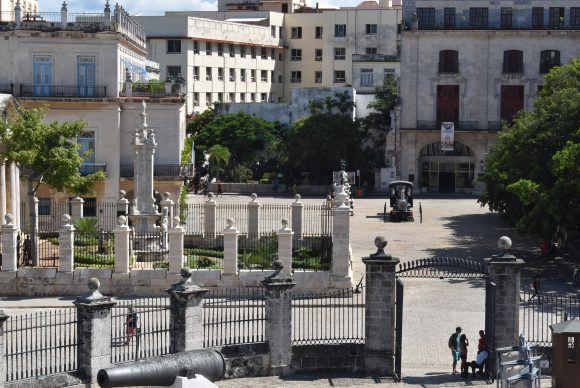 En el perímetro de la Plaza se hallaban las sedes de las autoridades civiles y militares en la época colonial, y la iglesia parroquial de la Ciudad. Foto: Lili Chang