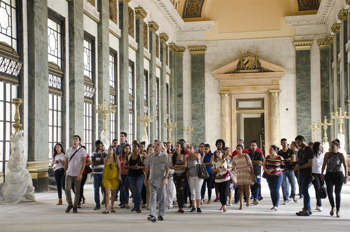 Eusebio Leal,haciedo un recorrido con jóvenes por el Capitolio