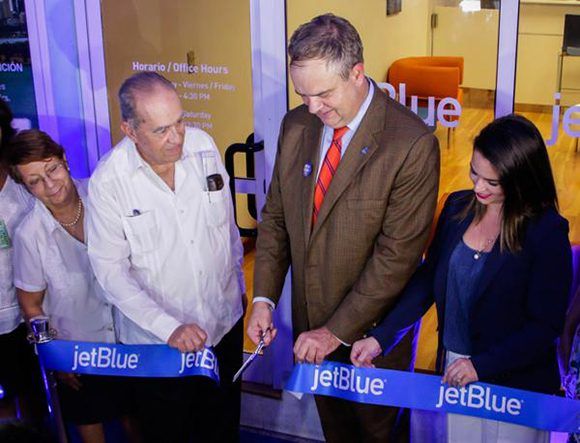 Robín Hayes (C der.), presidente ejecutivo de la línea aérea estadounidense JetBlue, durante el corte de la cinta en la inauguración de la oficina comercial de esa entidad en La Habana, Cuba. Foto: Abel Padrón/ ACN.