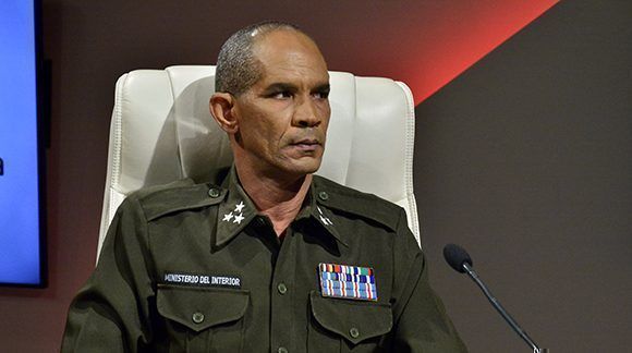 El coronel del MININT, Roberto Aguilera, durante la Mesa Redonda. Foto: Roberto Garaycoa/ Cubadebate.