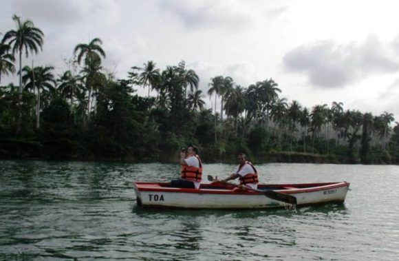Navegando por el Toa. Foto: Rodney Alcolea / Cubadebate