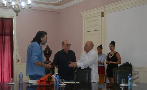 Silvio junto al Ministro de Cultura Abel Prieto y el Rector de la Universidad de las Artes tras recibir el Doctorado Honoris Causa de esta institución.